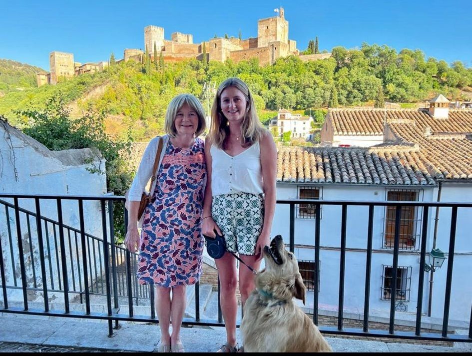 Katie con uno de sus perros y su madre, cuando vino a visitarla a Granada.