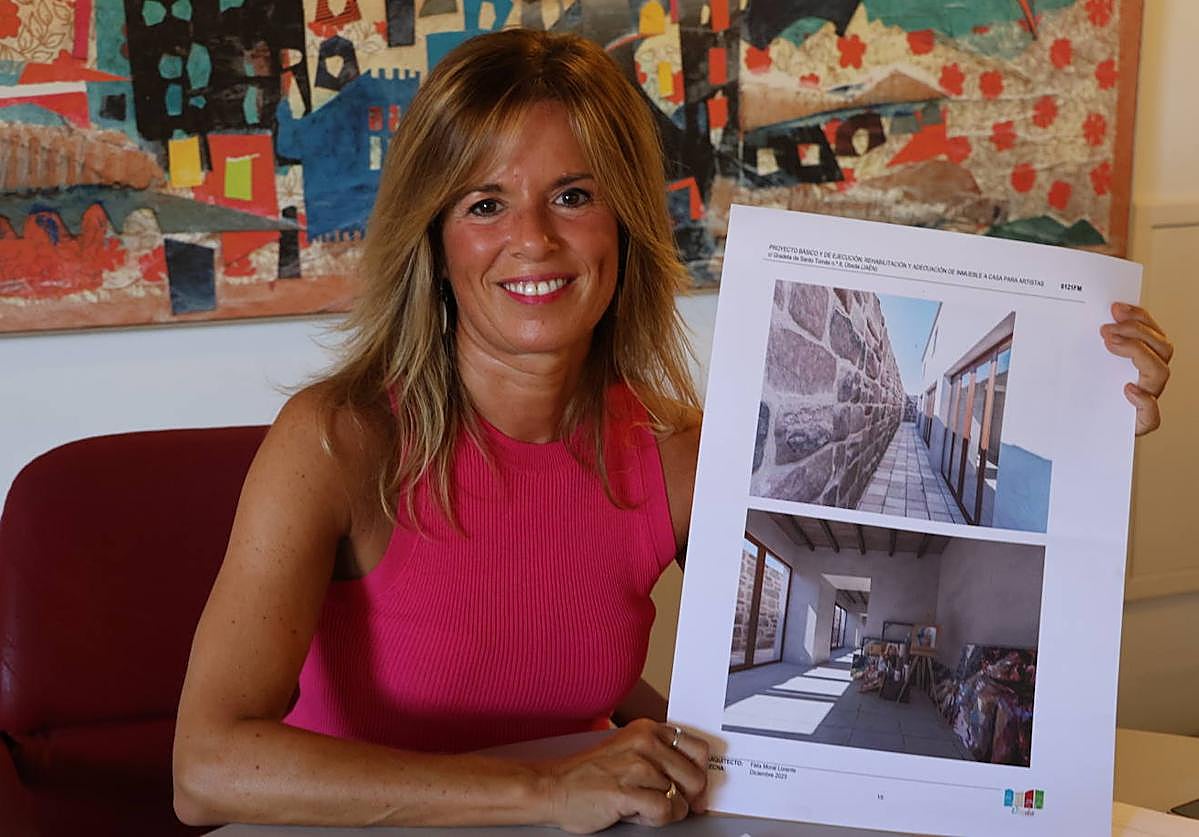 La concejala de Urbanismo y Obras, María del Carmen García, muestra el proyecto.