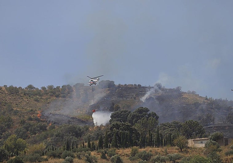 El incendio en Peña Escrita llega a las viviendas de la zona.