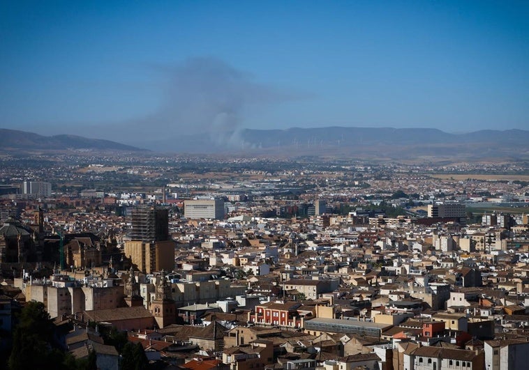 Vista del incendio de Padul desde el sur de la capital