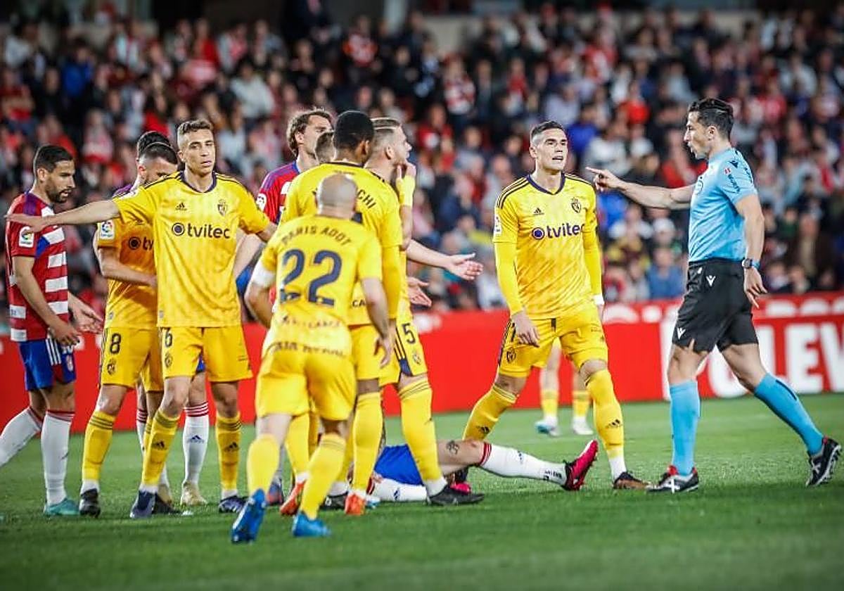 El árbitro Ais Reig toma una decisión durante su último precedente con el Granada, en Los Cármenes contra la Ponferradina.