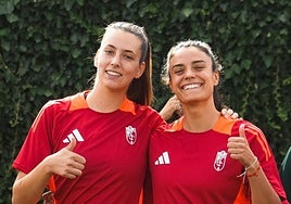 Andrea Gómez y Marta Carrasco, sonrientes antes de un entrenamiento.