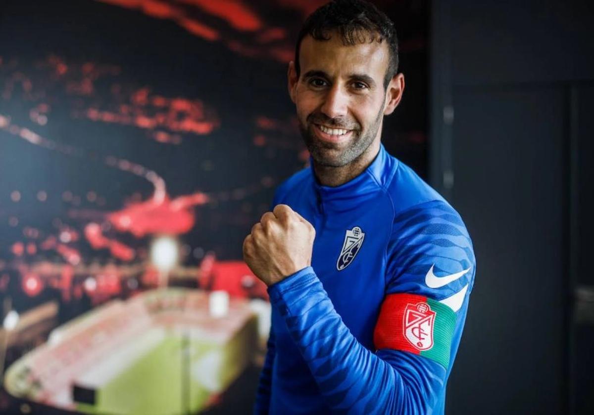 Víctor Díaz posa para IDEAL con el brazalete de capitán en 2022.