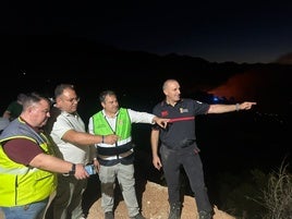 El alcalde de Almuñécar visita de madrugada la zona del incendio junto al diputado de Emergencias, Eduardo Martos.