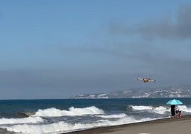 Avioneta del Infoca en la playa de Motril.