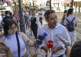 El concejal socialista Eduardo Castillo, este miércoles, en la plaza Nueva.