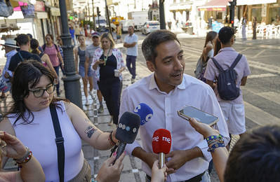 El concejal socialista Eduardo Castillo, este miércoles, en la plaza Nueva.