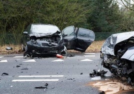 Imagen de dos coches tras un impacto frontal en un accidente de tráfico.