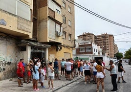 Reunión de vecinos del 'Hotel Luz' tras la actuación de Endesa que retiró el cableado.