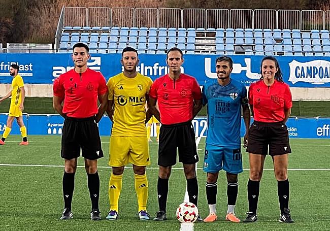 Hugo Díaz a la izquierda, de color amarillo antes del partido