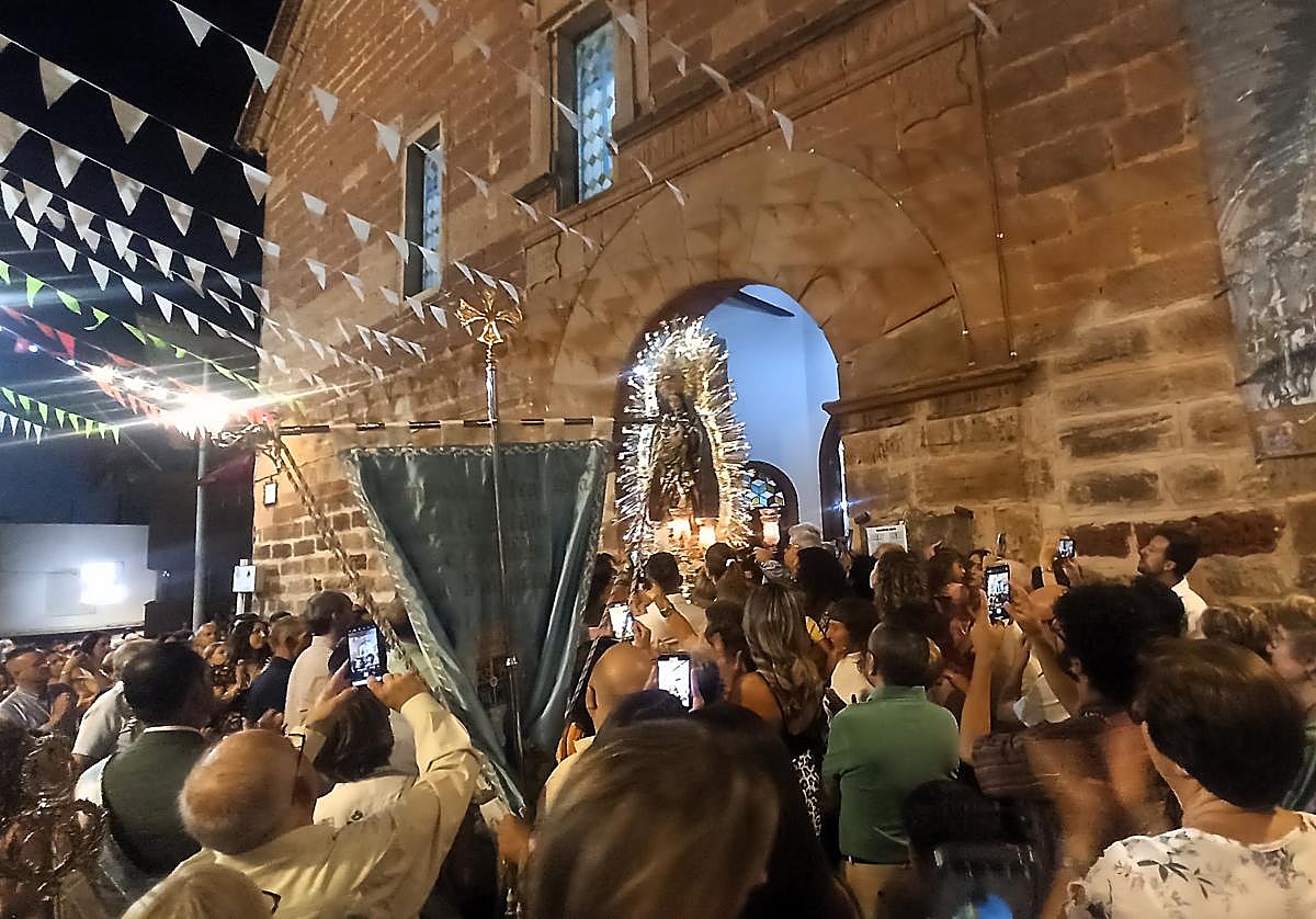 La Virgen del Castillo entrando en su templo