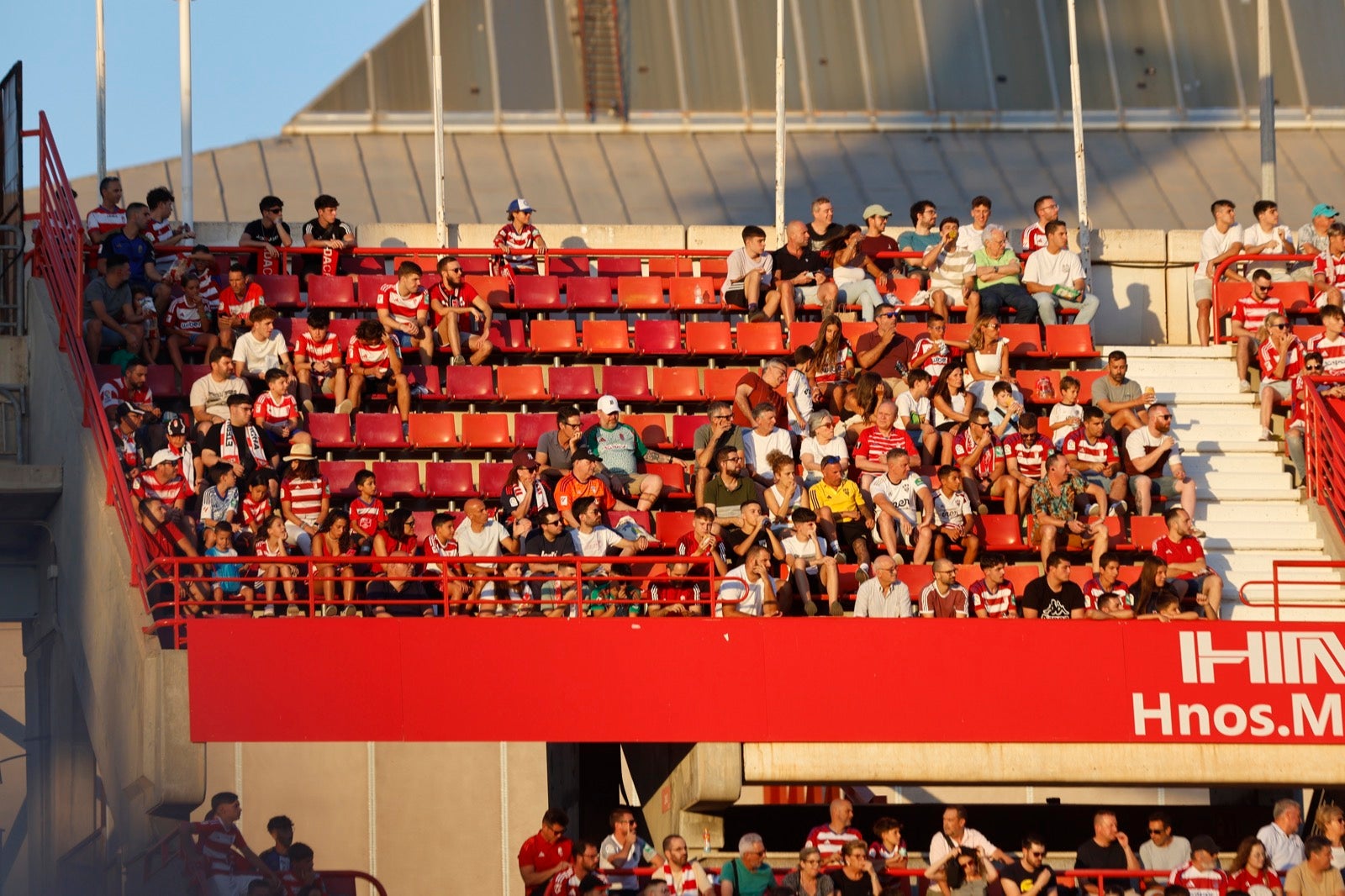 Encuéntrate en la grada durante el Granada-Albacete