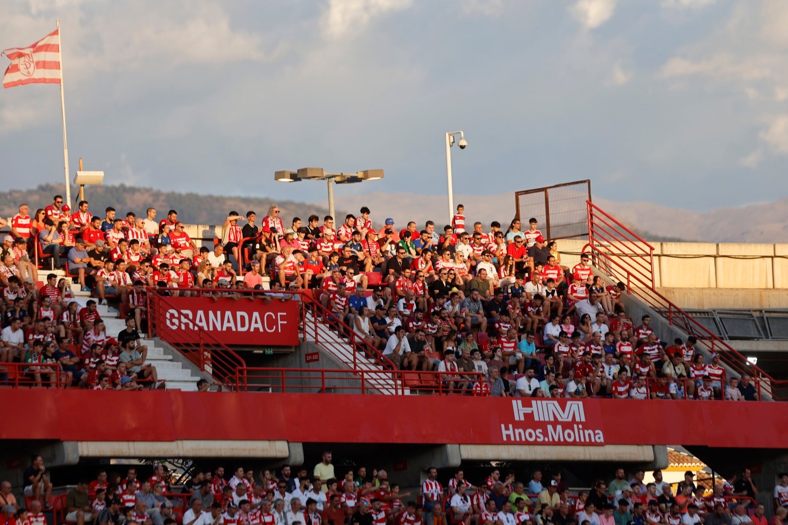 Encuéntrate en la grada durante el Granada-Albacete