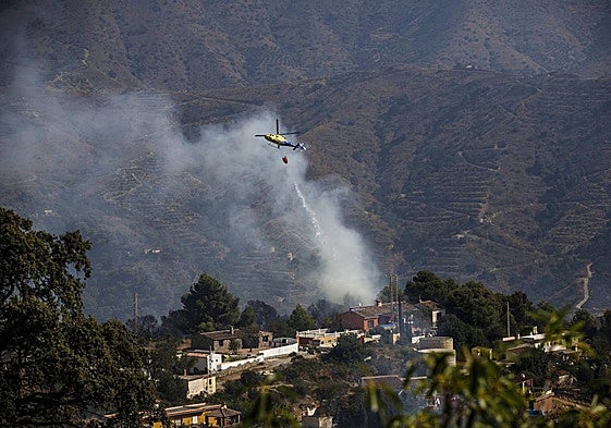 El incendio en Peña Escrita llegó hasta algunas viviendas de la zona. j