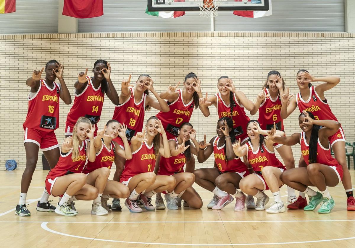 Mar Segura, la tercera abajo desde la izquierda, junto a sus compañeras de la Selección sub16.