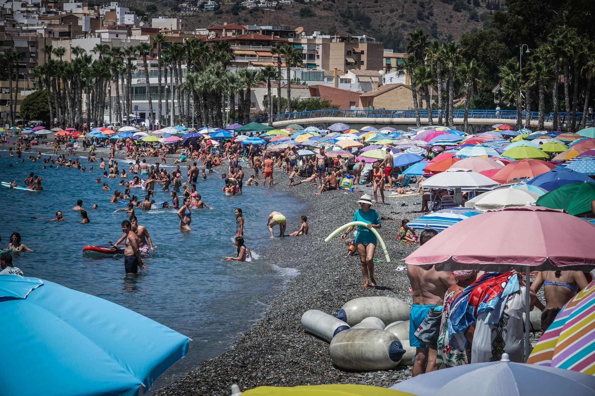 La playa de Salobreña, llena de gente en el festivo de ayer.