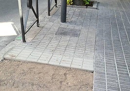 Alcorques vacíos en la calle Canarias, en el barrio del Bulevar.