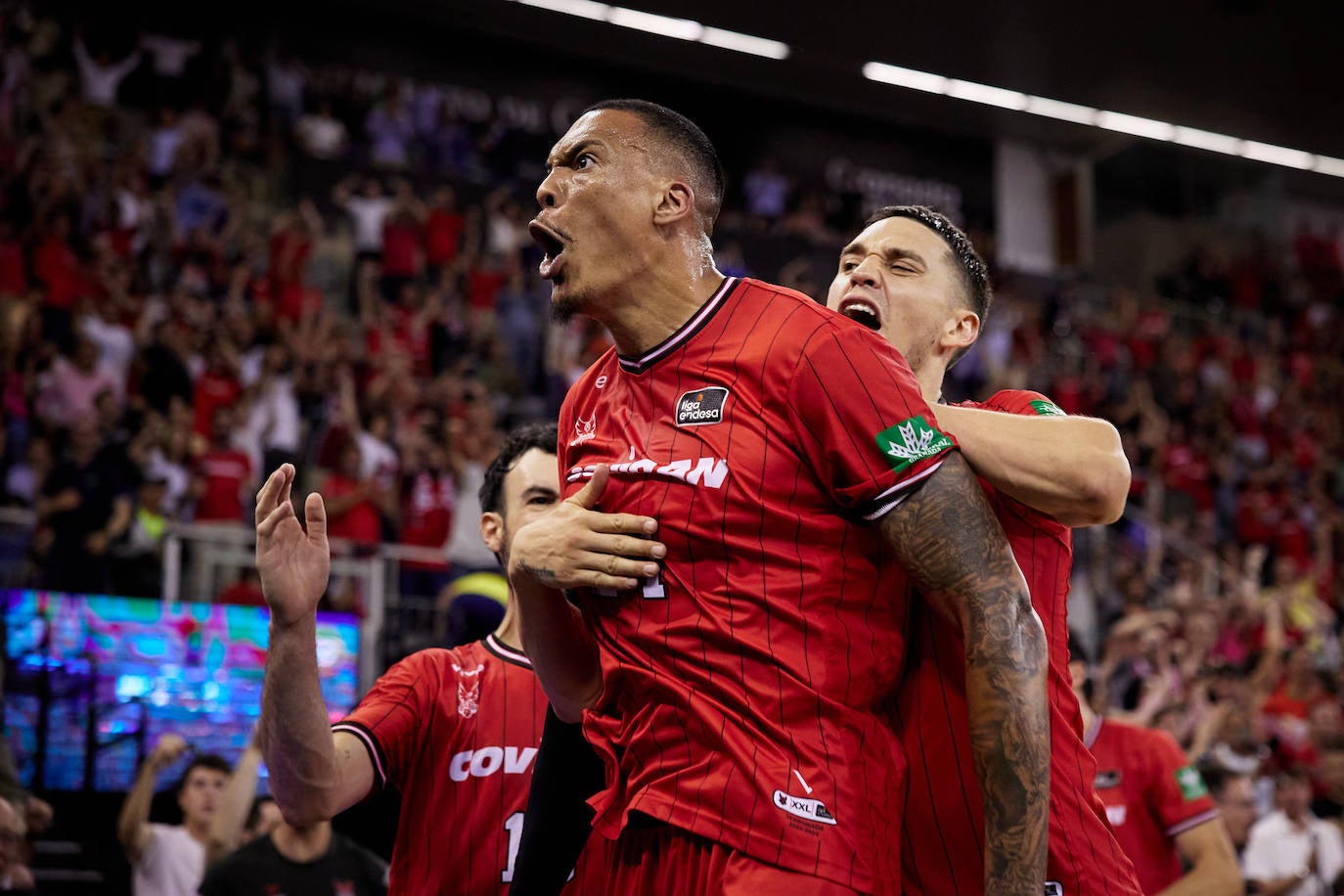 Jacob Wiley, sujetado por Scott Bamforth en plena furia tras una canasta.