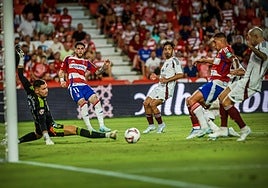 Tsitaishvili ve cómo el balón se aleja tras una gran jugada personal en el partido.