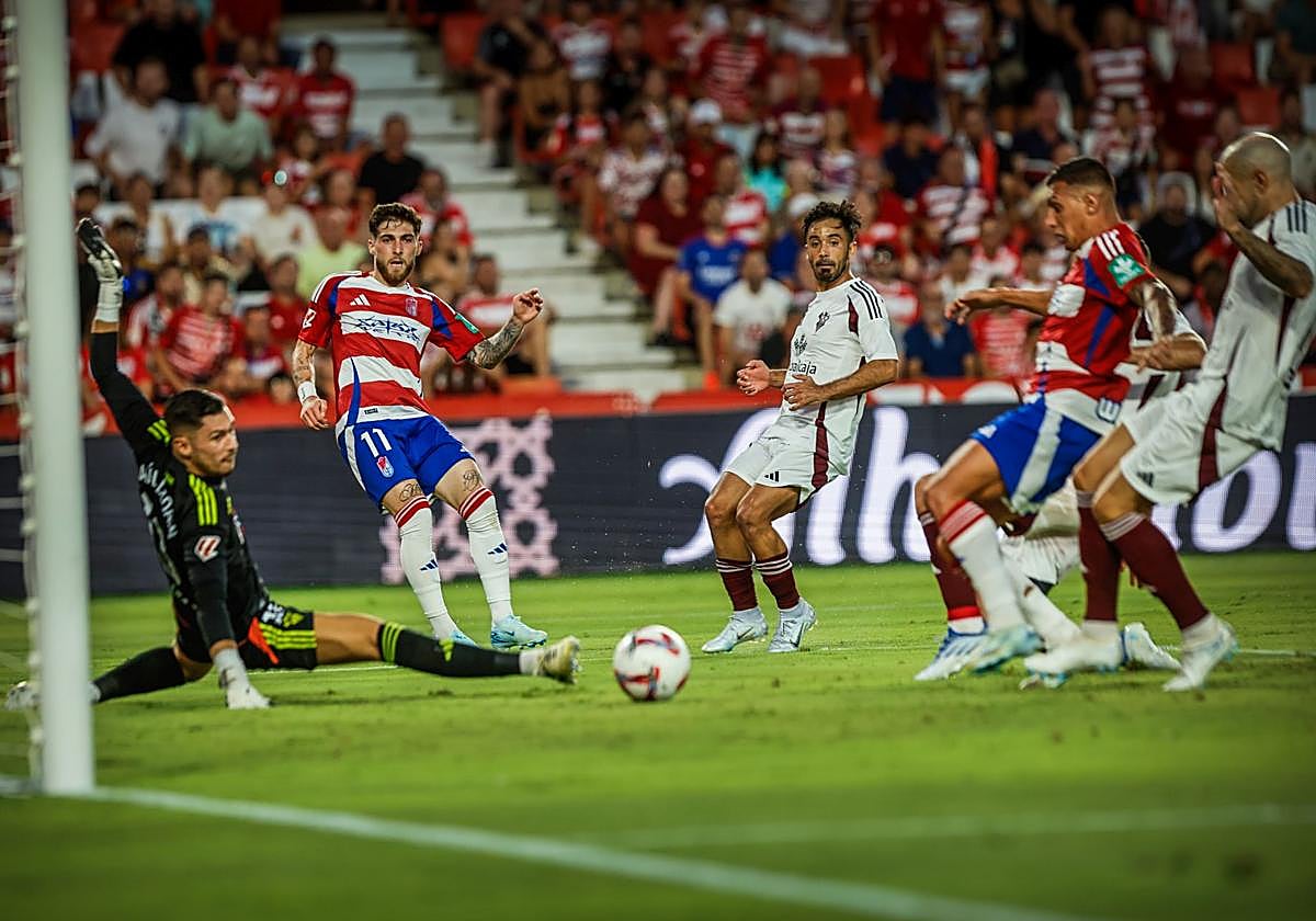 Tsitaishvili ve cómo el balón se aleja tras una gran jugada personal en el partido.