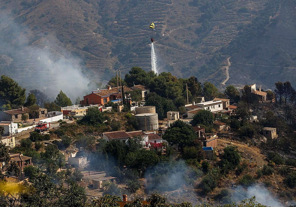 Labores de extinción en Almuñécar.