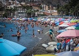 La playa de Salobreña, llena de gente en el festivo de ayer.
