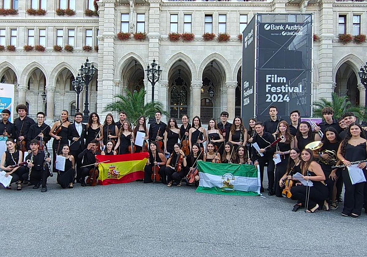 La orquesta exhibe instrumentos y banderas en la capital austríaca.