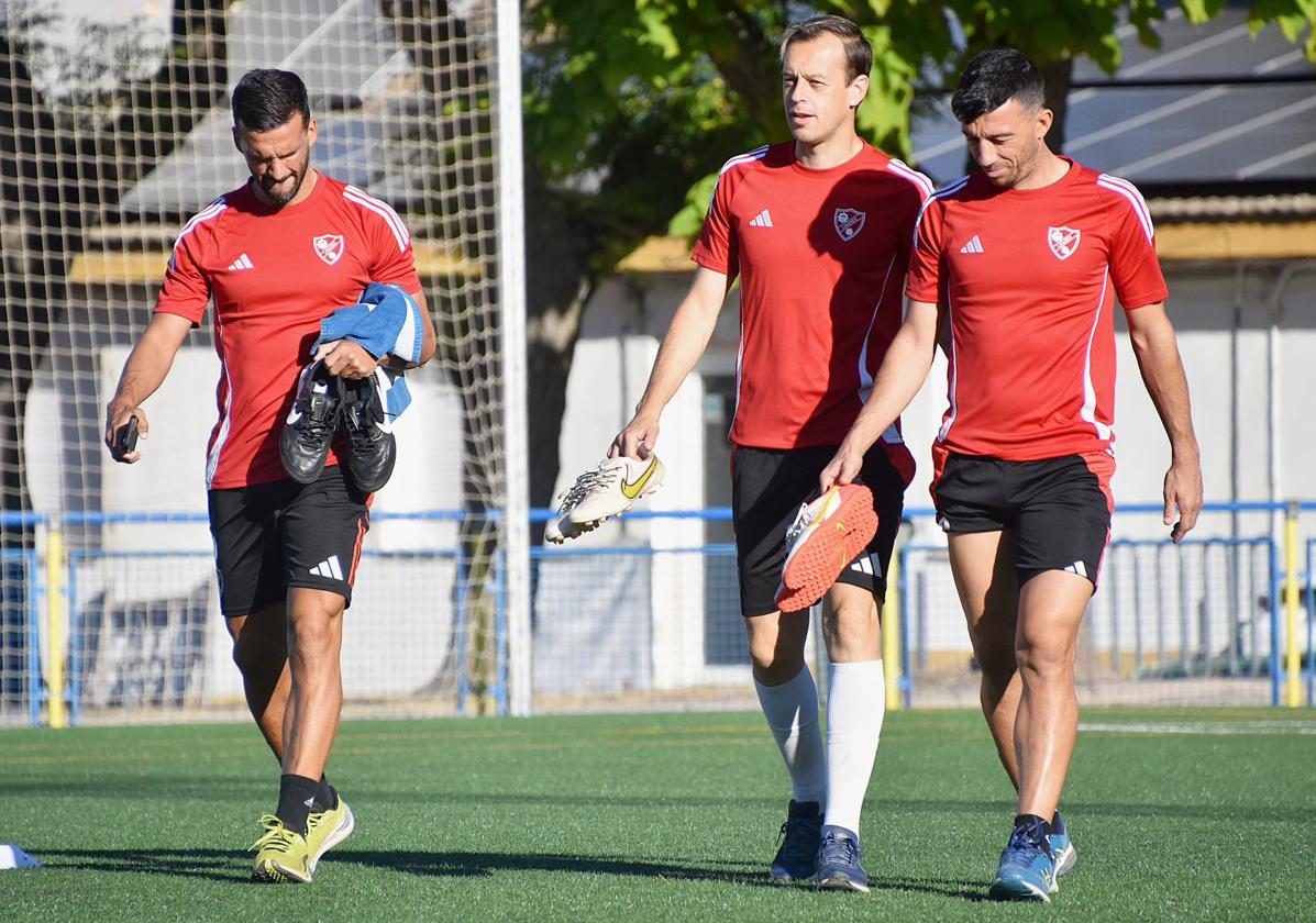 Rodri, Javi Lara y Hugo Díaz recuerdan todo el fútbol que tiene en sus botas el Linares de esta temporada