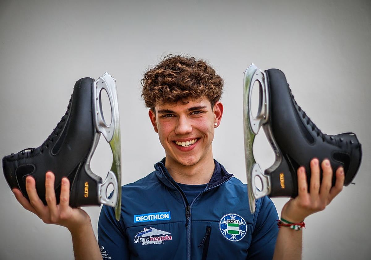 Guillermo Arcos posa para IDEAL con sus patines con el deseo de tener hielo en Granada para calzárselos.