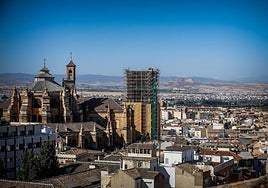 La torre de la Catedral está forrada de andamios por los cuatro flancos.