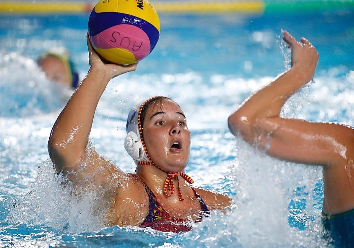 Paula Leitón durante un partido de waterpolo