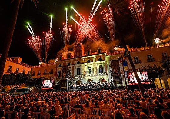 Imagen de archivo de un concierto de la OCAL en la Plaza Vieja de Almería.