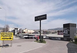 Entrada al parking de Los Cármenes