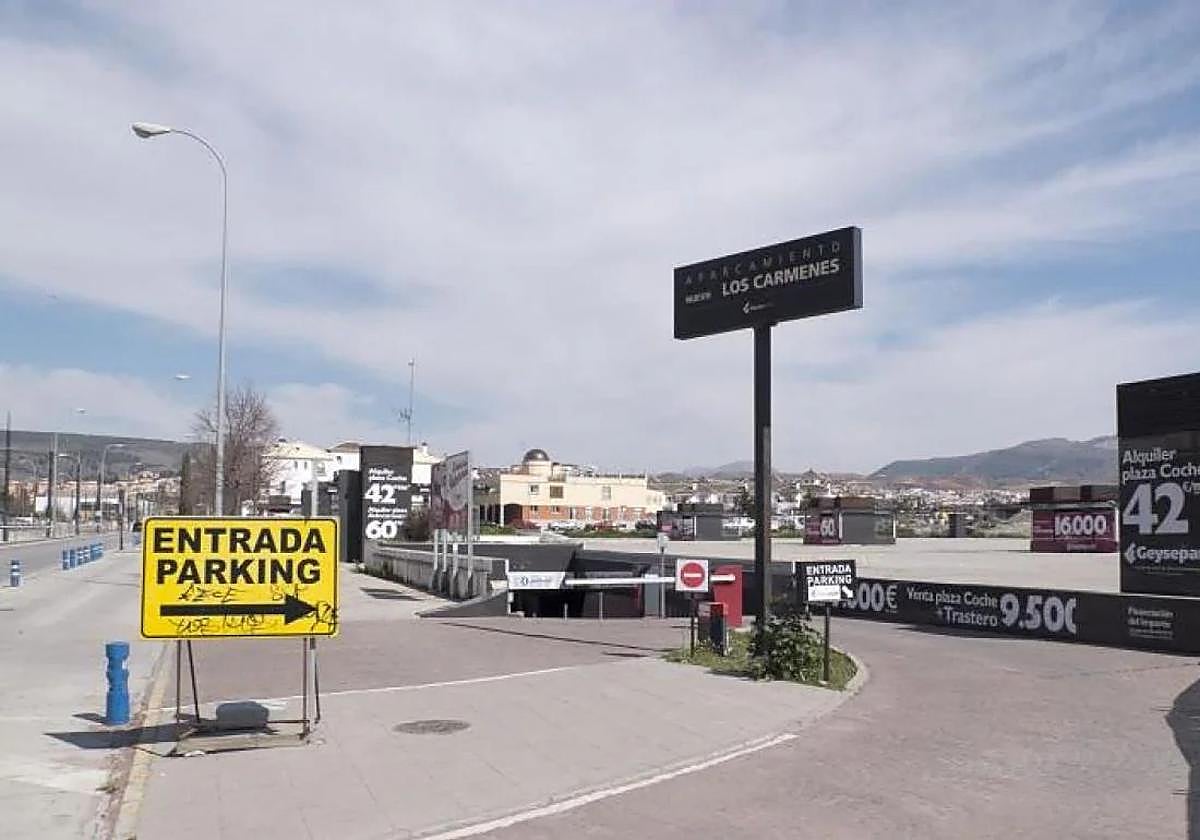 Entrada al parking de Los Cármenes