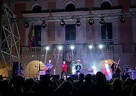 Un momento de la actuación de Los Rebeldes frente a la fachada de la Casa Consistorial.