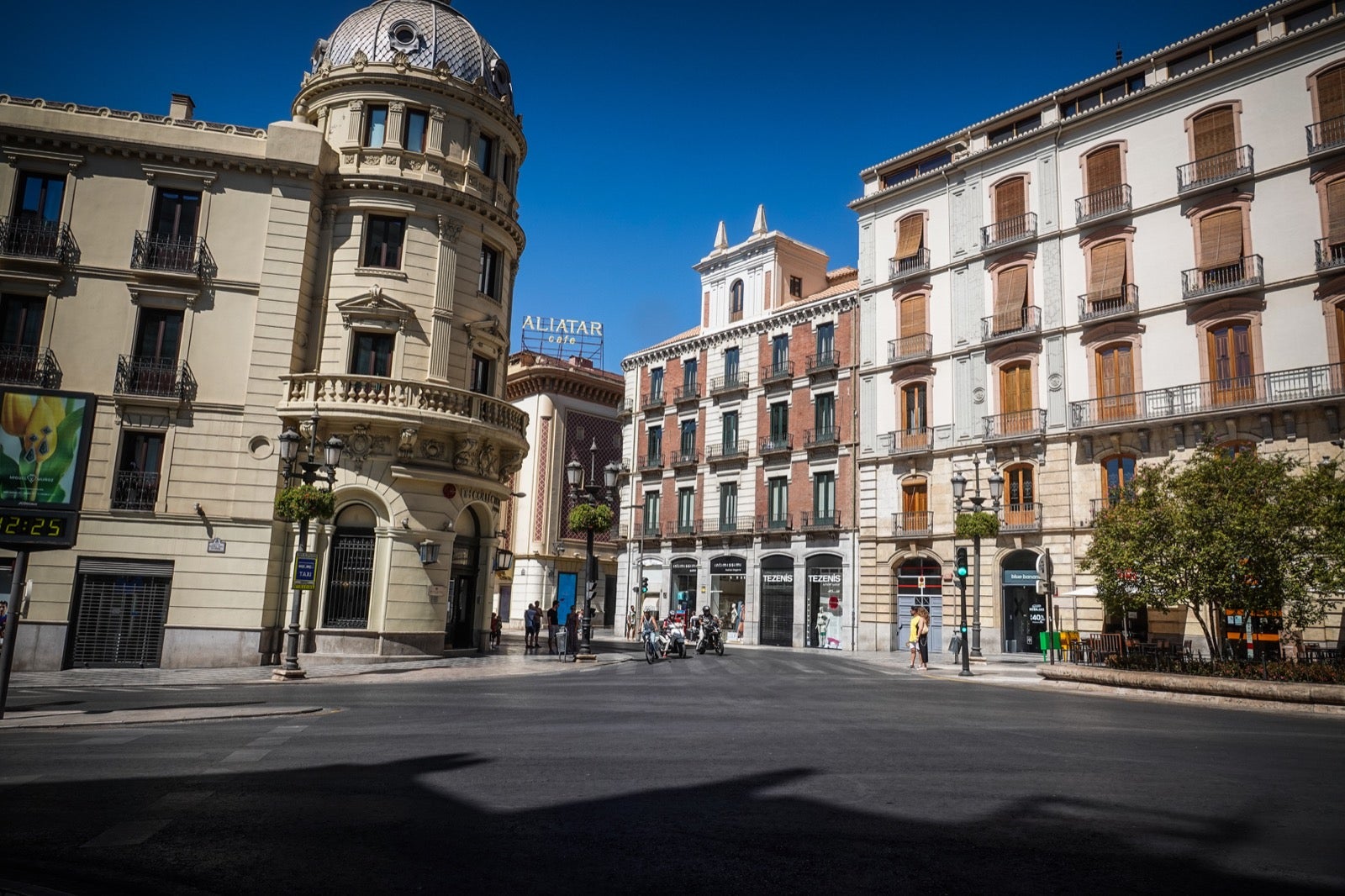 Granada se queda completamente desierta