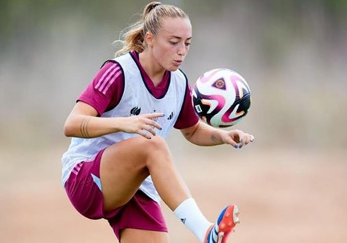 Ornella Vignola controla un balón durante un entrenamiento con la Selección sub-20.