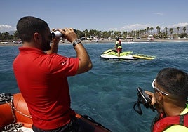Los socorristas vigilan posibles problemas desde una lancha.