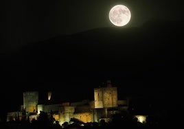 La luna, sobre la Alhambra este lunes.