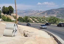 Obras de construcción de la vía ciclista y peatonal junto a la Ronda Sur de Jaén.