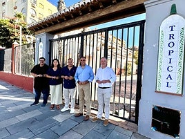 El presidente de la Diputación, Francis Rodríguez, junto al alcalde de la localidad, Juan José Ruíz Joya en el complejo turístico.