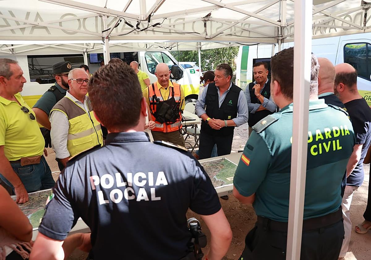 El consejero de la Presidencia en el puesto de mando avanzado