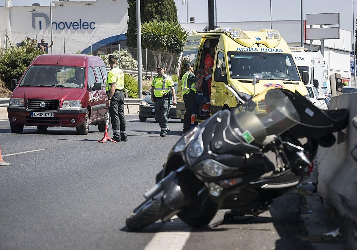 Un accidente de tráfico en las inmediaciones de la capital granadina, en una imagen de archivo.