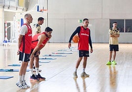 Scott Bamforth, con balón, ya entre sus compañeros.