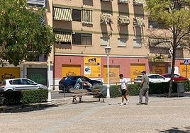 Vecinos extinguiendo el fuego en el banco.