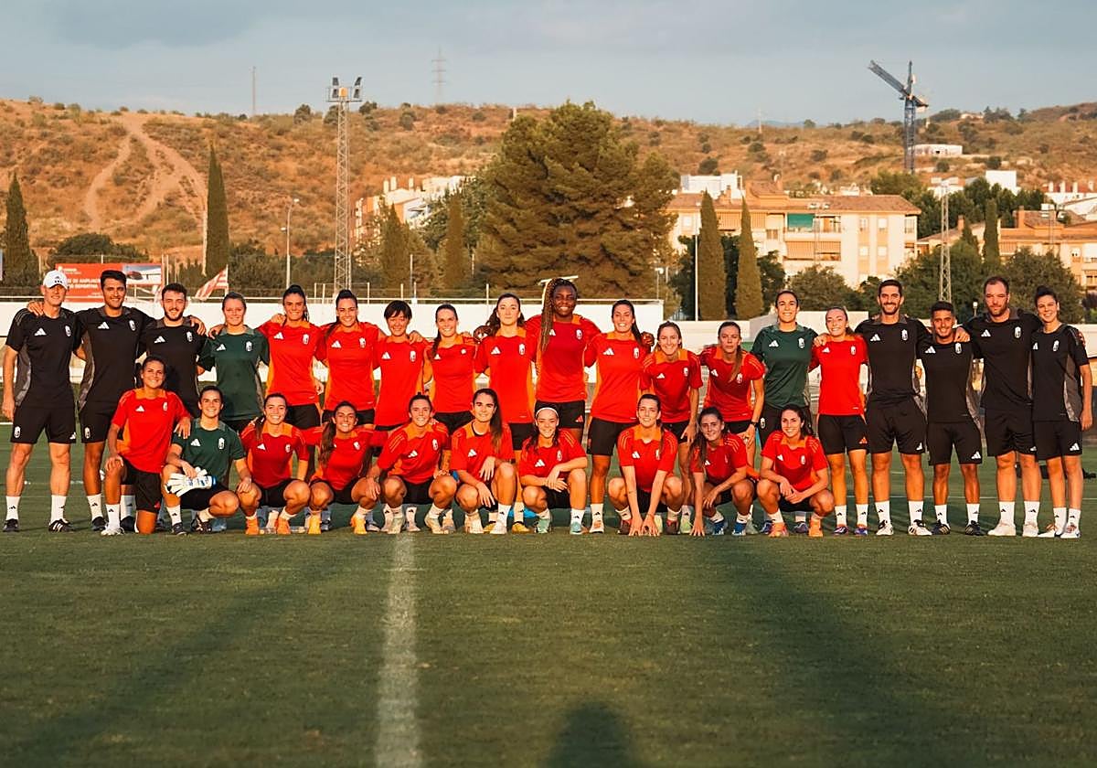 Fotografía de plantilla del Granada femenino esta pretemporada.