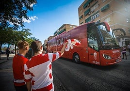 Aficionados del Granada saludan al autobús del equipo.