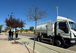 Un camión-cisterna de FCC durante las labores de riego.