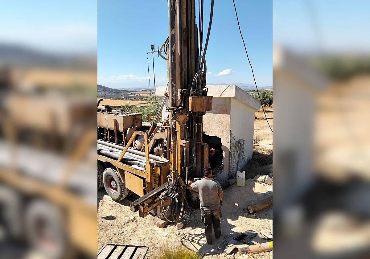 Maquinaria empleada para la perforación del pozo que abastece a Solera.