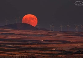 La Luna, con tono colorado por la refracción de la atmósfera a baja altura, en el Altiplano de Granada.